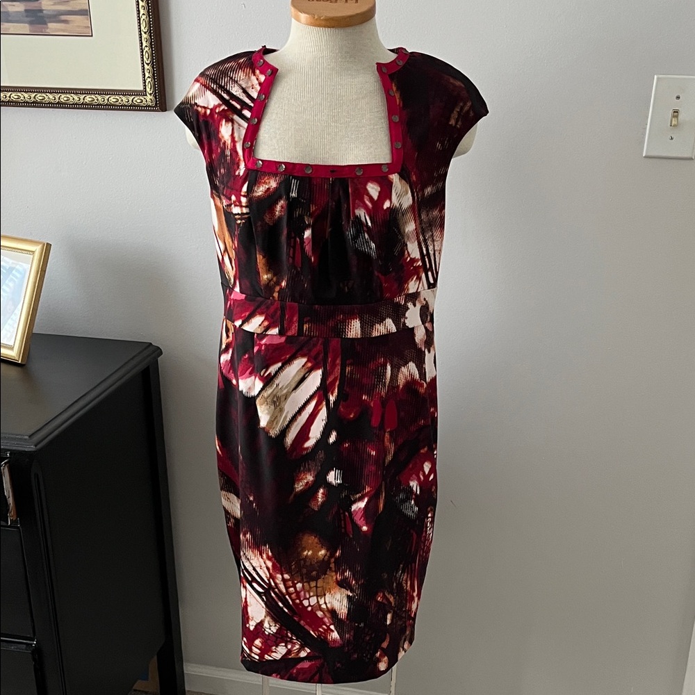 Print dress with shaped neckline